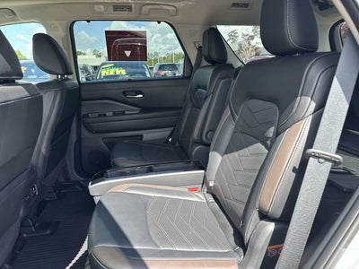2023 Nissan Pathfinder Platinum