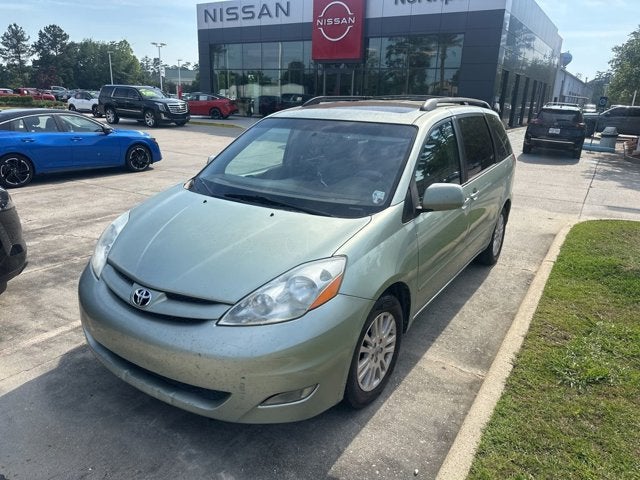 2010 Toyota Sienna XLE's photo